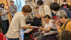 ボッチャ大会の賞状を渡している写真