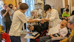 ボッチャ大会の賞状を渡している写真