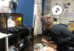 SnowManのライブDVDを見る当事者メンバー