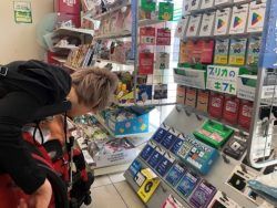 コンビニでAmazonギフトカードを購入する当事者メンバー