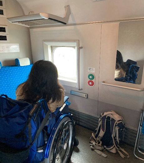 浜松へ向かう新幹線で、窓の外を眺めるMさん