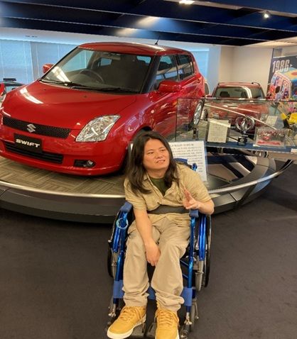 展示されているスイフトと写真を撮るMさん