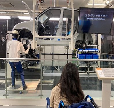 車の製造工程を見学するMさん