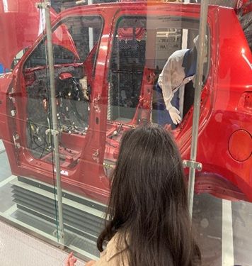 車の製造工程を見学するMさん