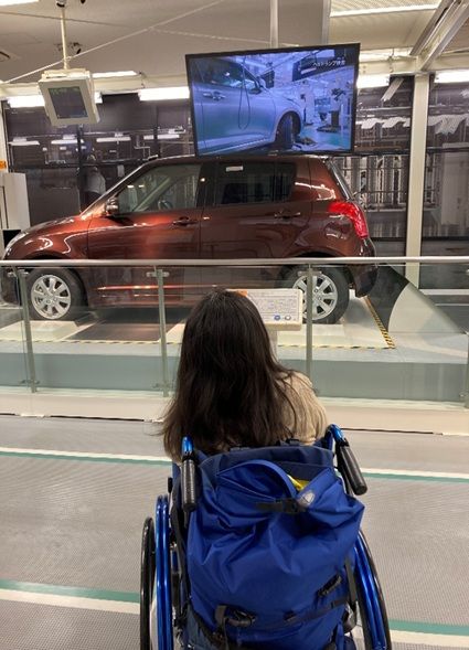 車の製造工程を見学するMさん