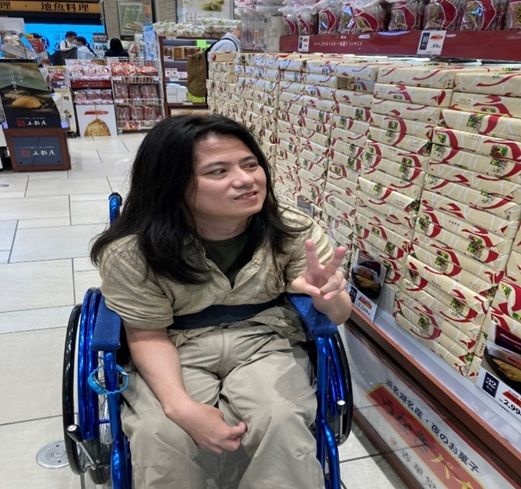 浜松駅でうなぎパイを購入するMさん