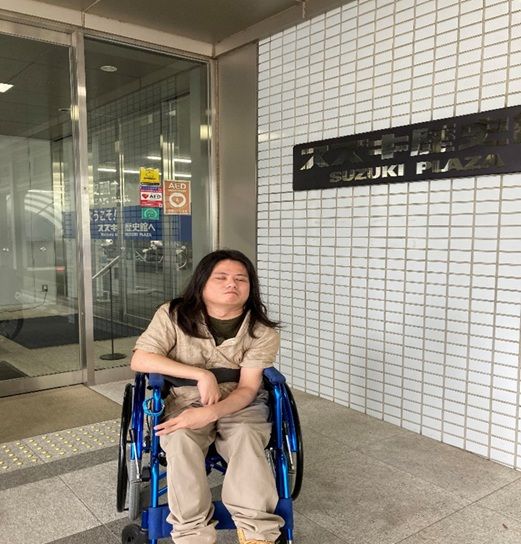 スズキ歴史館の前で、どこから回るか考え事をするMさん