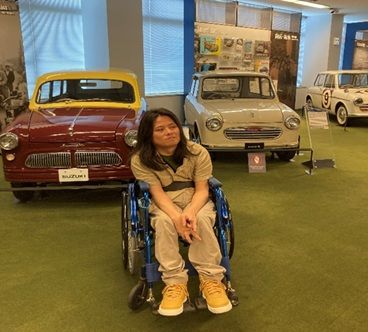 ヴィンテージカーの展示を鑑賞するMさん