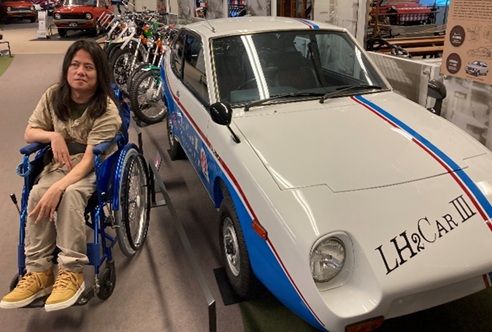 ヴィンテージカーの展示を鑑賞するMさん