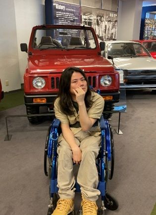 ヴィンテージカーの展示を鑑賞するMさん