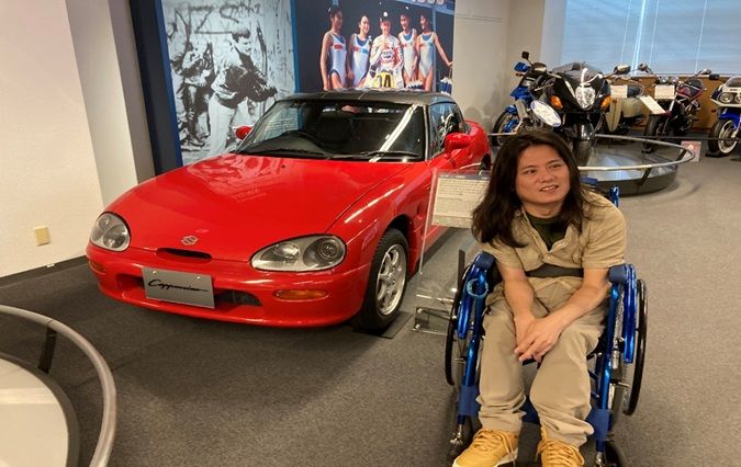 展示されているカプチーノと写真を撮るMさん