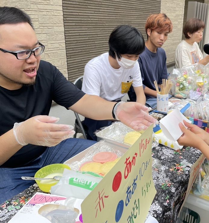 ミルクせんべいを販売するスタッフ