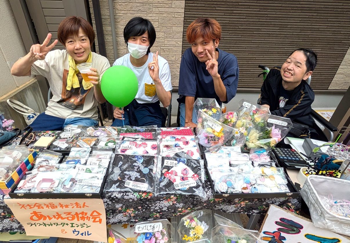 手作り製品を販売するスタッフと当事者メンバー