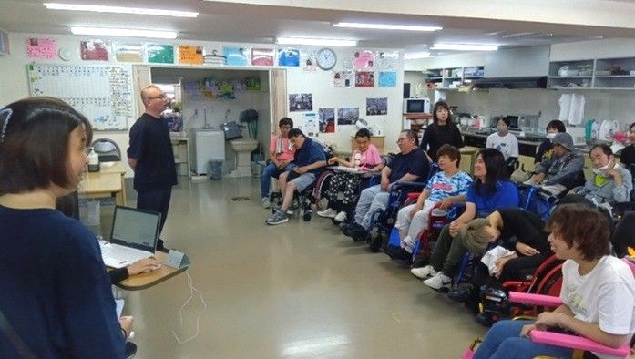 ライフ・ネットワークにて、ヘルプセンター・ホップのスタッフによる、健康診断についてのプログラムの様子