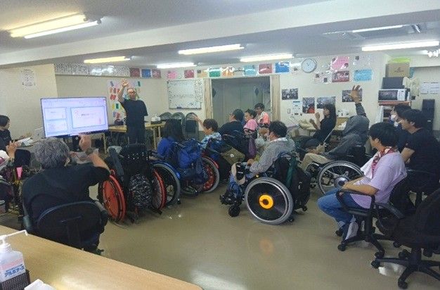 ライフ・ネットワークにて、ヘルプセンター・ホップのスタッフによる、健康診断についてのプログラムの様子