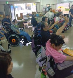 ライフ・ネットワークにて、ヘルプセンター・ホップのスタッフによる、健康診断についてのプログラムの様子