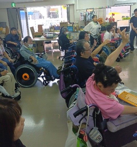 ライフ・ネットワークにて、ヘルプセンター・ホップのスタッフによる、健康診断についてのプログラムの様子