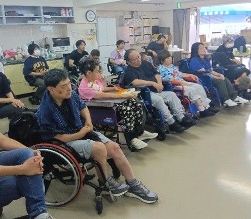 ライフ・ネットワークにて、ヘルプセンター・ホップのスタッフによる、健康診断についてのプログラムの様子