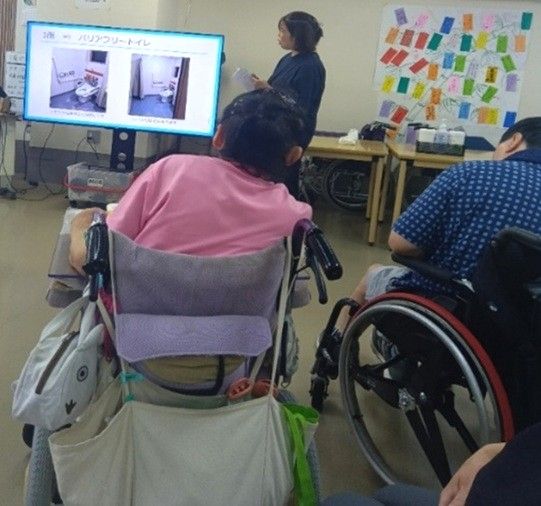 ライフ・ネットワークにて、ヘルプセンター・ホップのスタッフによる、健康診断についてのプログラムの様子