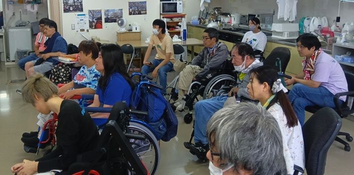 ライフ・ネットワークにて、ヘルプセンター・ホップのスタッフによる、健康診断についてのプログラムの様子