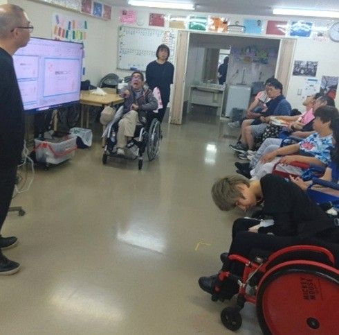 障害当事者スタッフが、健康診断の体験談を話している様子