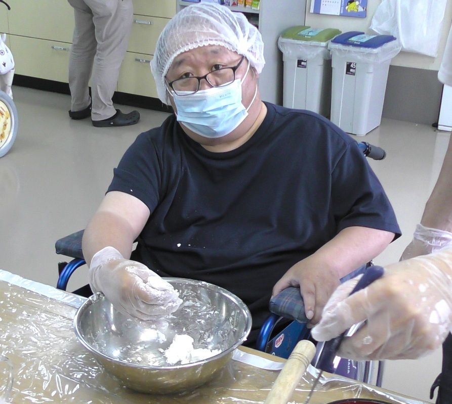 ライフ・ネットワークのプログラムで、みたらし団子の生地をこねている当事者メンバー