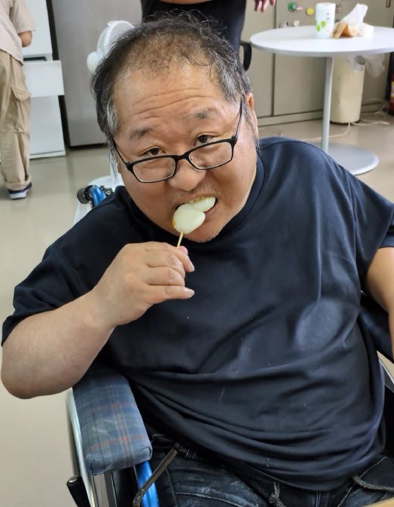 ライフ・ネットワークのプログラムで、作ったみたらし団子を食べている当事者メンバー