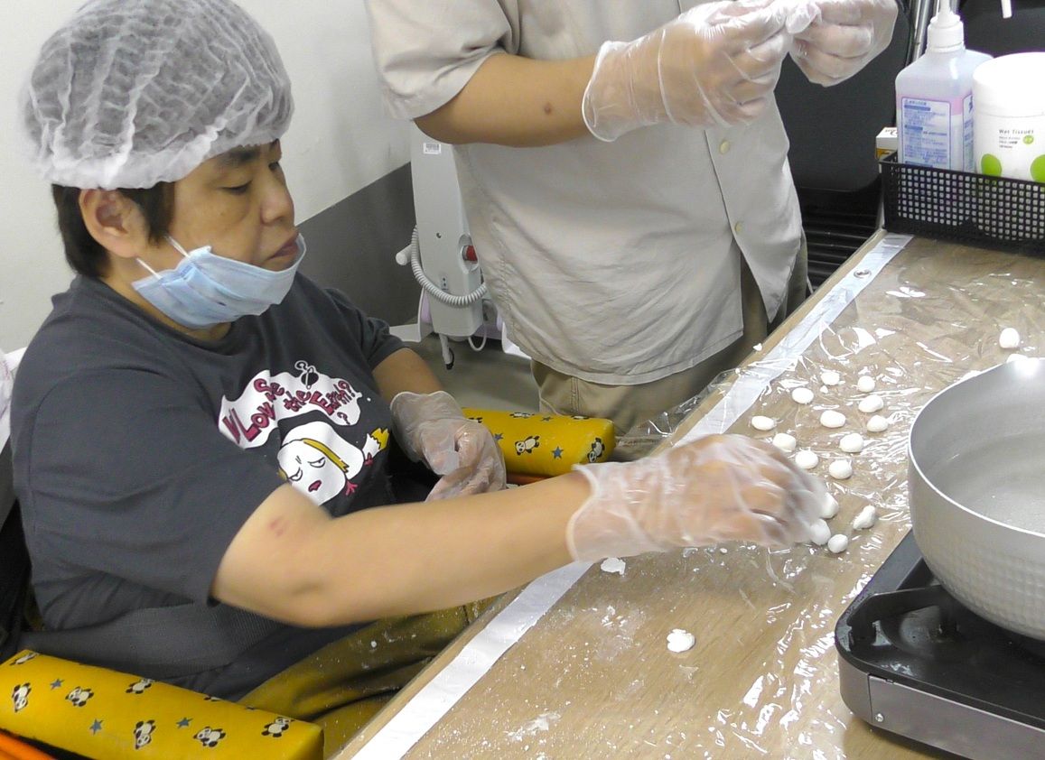 ライフ・ネットワークのプログラムで、みたらし団子の生地を丸めている当事者メンバー