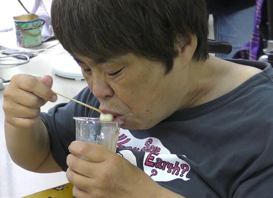 ライフ・ネットワークのプログラムで、作ったみたらし団子を食べている当事者メンバー