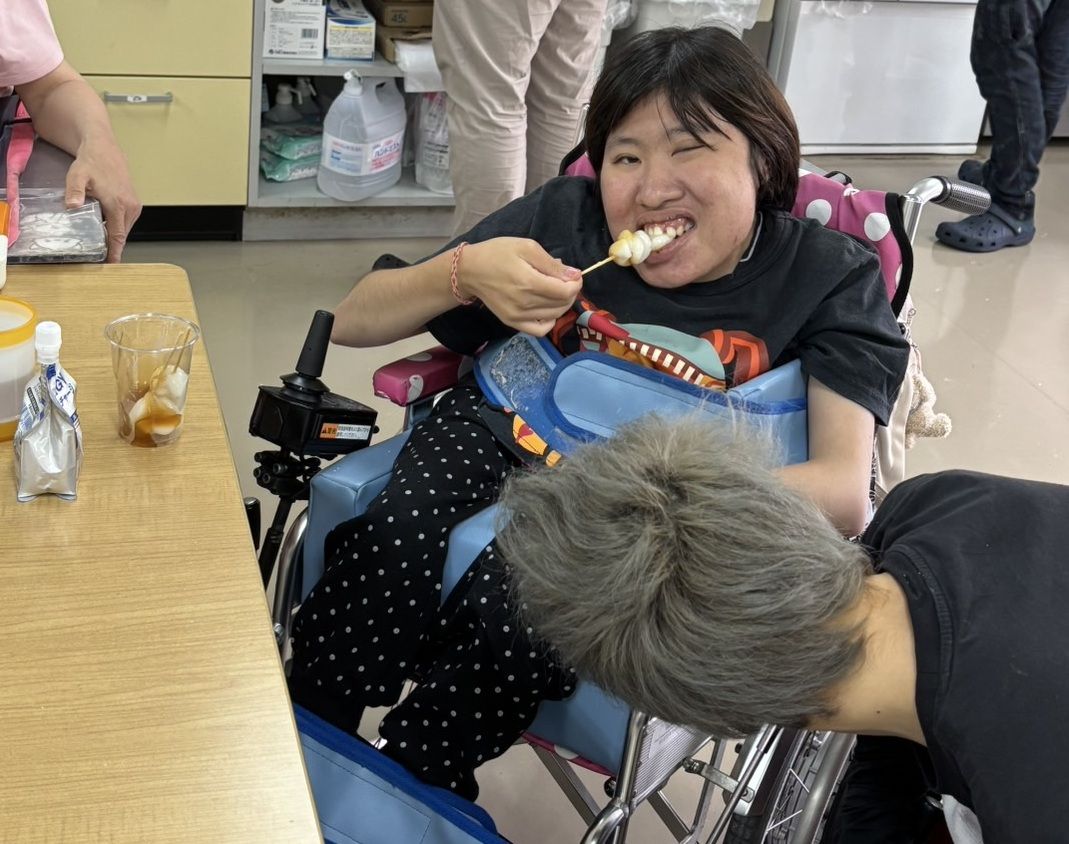 ライフ・ネットワークのプログラムで、作ったみたらし団子を食べている当事者メンバー