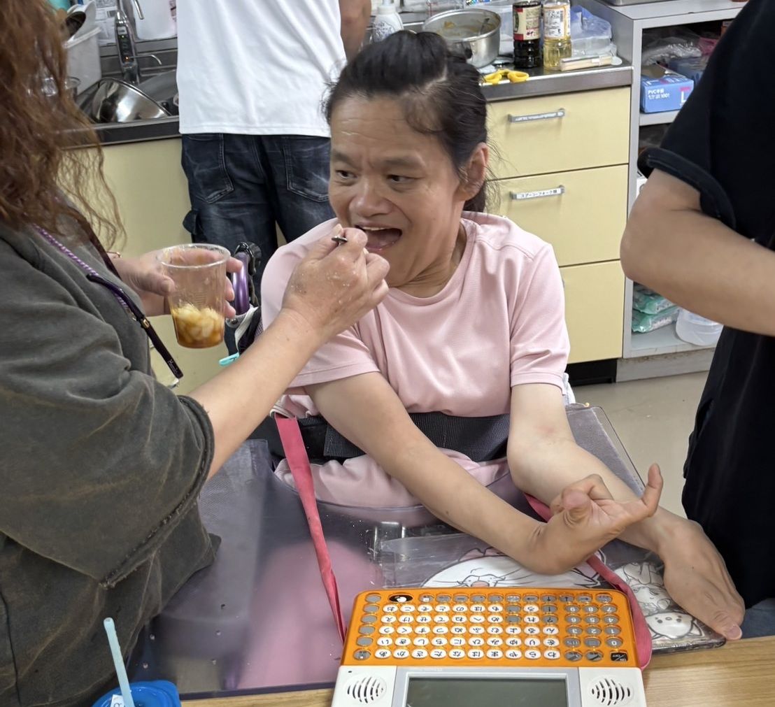 ライフ・ネットワークのプログラムで、作ったみたらし団子を食べている当事者メンバー