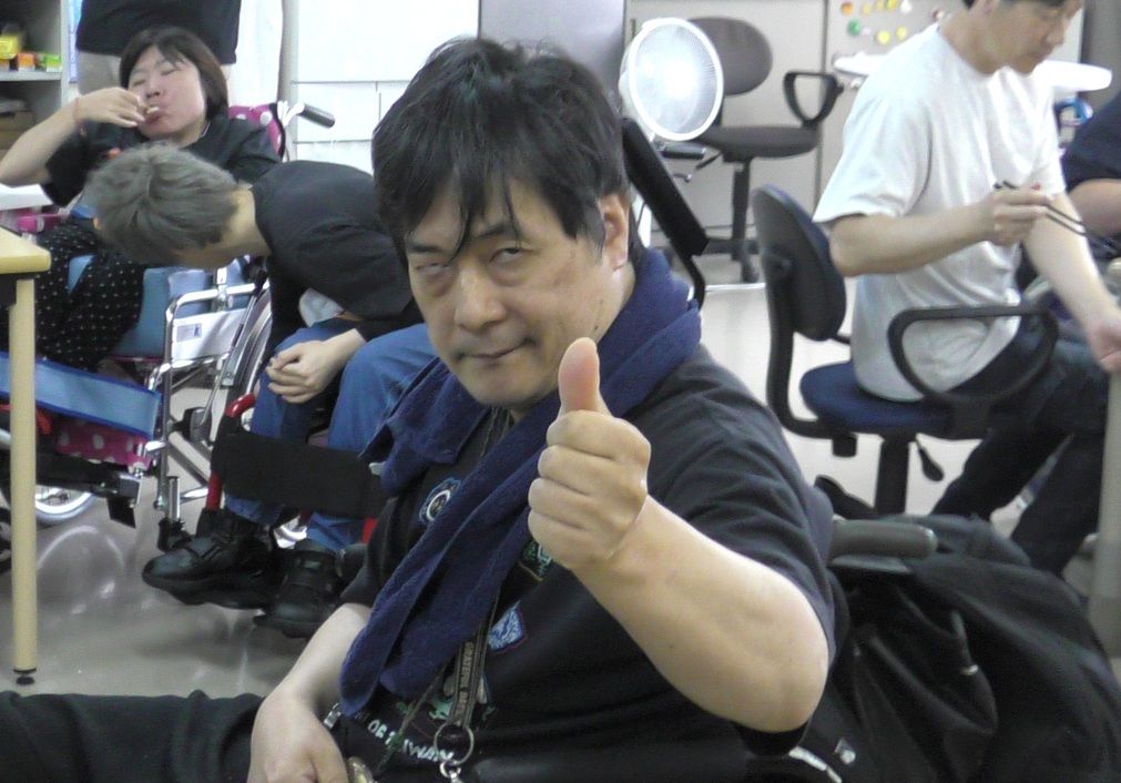 ライフ・ネットワークのプログラムで、作ったみたらし団子を食べた後、カメラにポーズを決める当事者メンバー