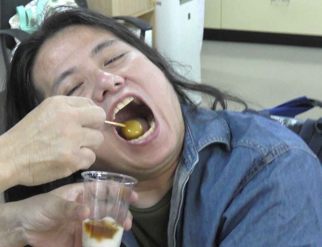 ライフ・ネットワークのプログラムで、作ったみたらし団子を食べている当事者メンバー